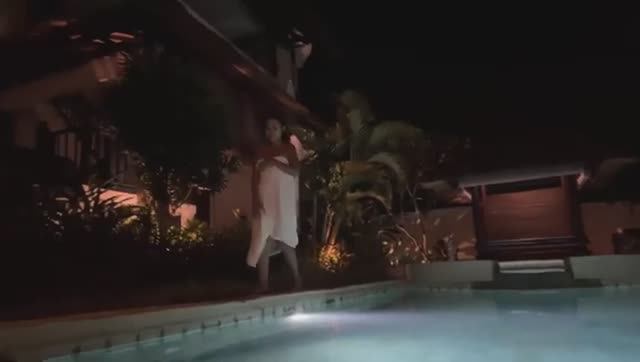 СТРИМ. В бассейне с Синди 👙🩲