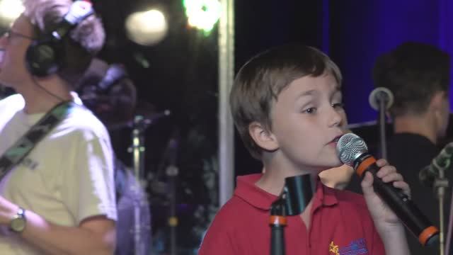 Детский французский хор исполняет песню 