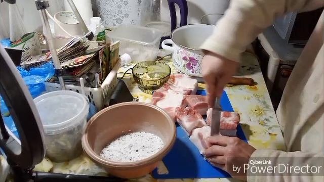 Посеяла огурцы / Посолила сало.