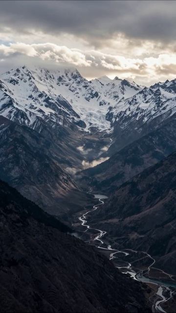 Величие гор: природа и спокойствие #горы #природа #пейзаж