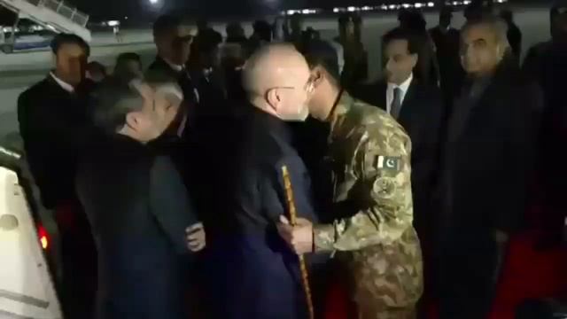 ‼️🇮🇷🇵🇰Кадры прибытия иранской делегации в Пакистан 

На видео из Исламабада встреча главы парлам