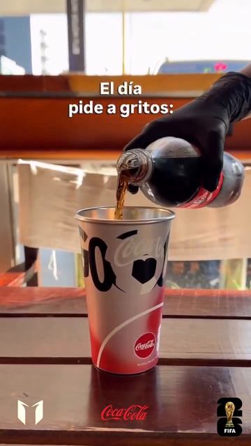 Coca Cola выпустили стакан, меняющий цвет к чемпионату мира по футболу 2026.