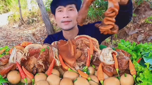 #МУКБАНГ Тушеные свиные кишки, вареная свиная голова, куриные яйца,соус из морепродуктов и овощи!