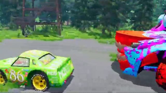 Маленькие машинки на большой полицейской машине против цветной горки с портальным бассейном