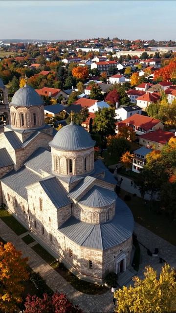 Церковь в осеннем пейзаже #архитектура #осень #обзорнаясъёмка