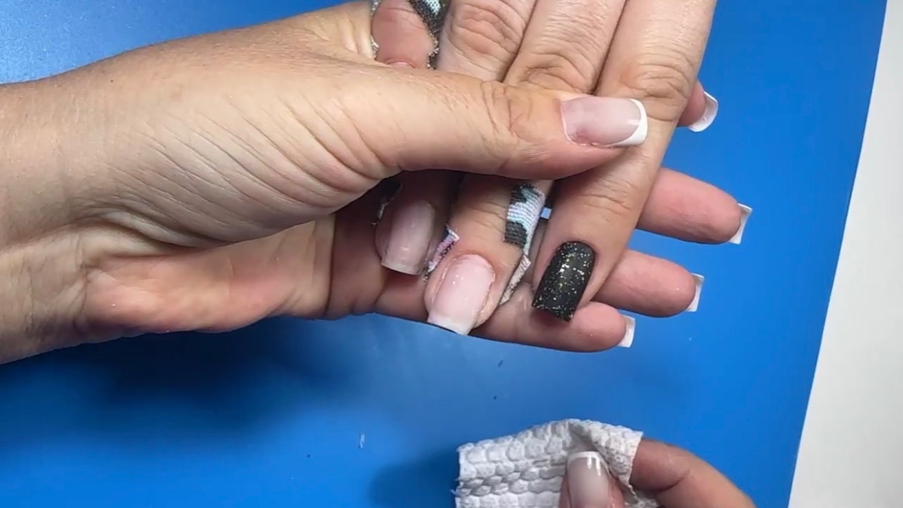 Стильные чёрные матовые ногти