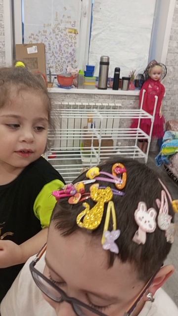 Сабрина Амира украсила заколками