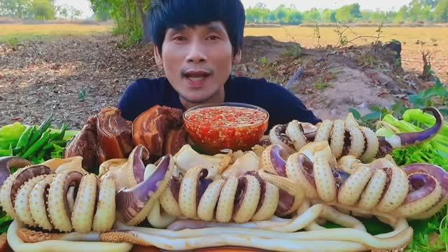 #МУКБАНГ Щупальца кальмара, ,тушёная свиная грудинка с острым соусом из морепродуктов! АСМР ОБЖОР