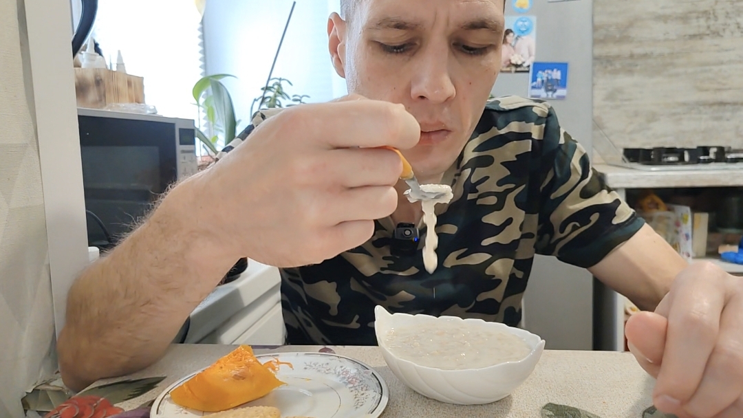 Запечённая тыква, каша геркулесовая и печенье Мария.