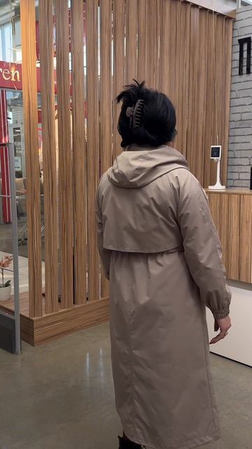 ▫️Хлопковый плащ собственного бренда SNEGIRI с капюшоном и кулиской на талии.