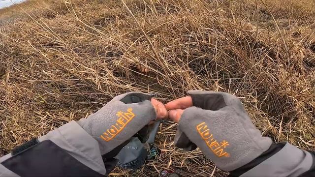 Эта лужа набита рыбой! 30 см. глубины, но клюёт! Рыбалка на спиннинг с берега.