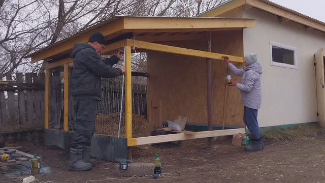 Помогаю, как иначе. Жизнь в деревне.