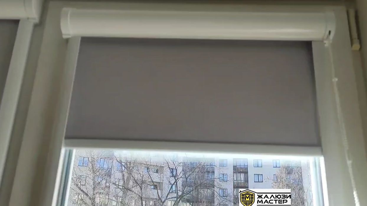 Кассетные рулонные шторы UNI 2 цвета магнолия, стильное и функциональное решение для кухни.