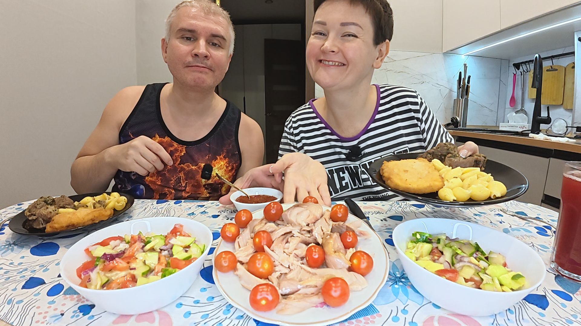 Мукбанг ПИРУЕМ на ужин, начали отмечать праздник Пасхи! КРАСИВО жить не запретишь! Семейный ужин