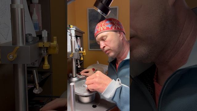 В этом видео я рассказываю и показываю как подготовить цинковый диск для полировки цветных камней.