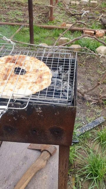 Жарим на мангале лаваш и шашлык