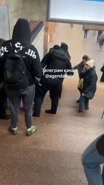 В Киеве мужика как скотину похитили в переходе.