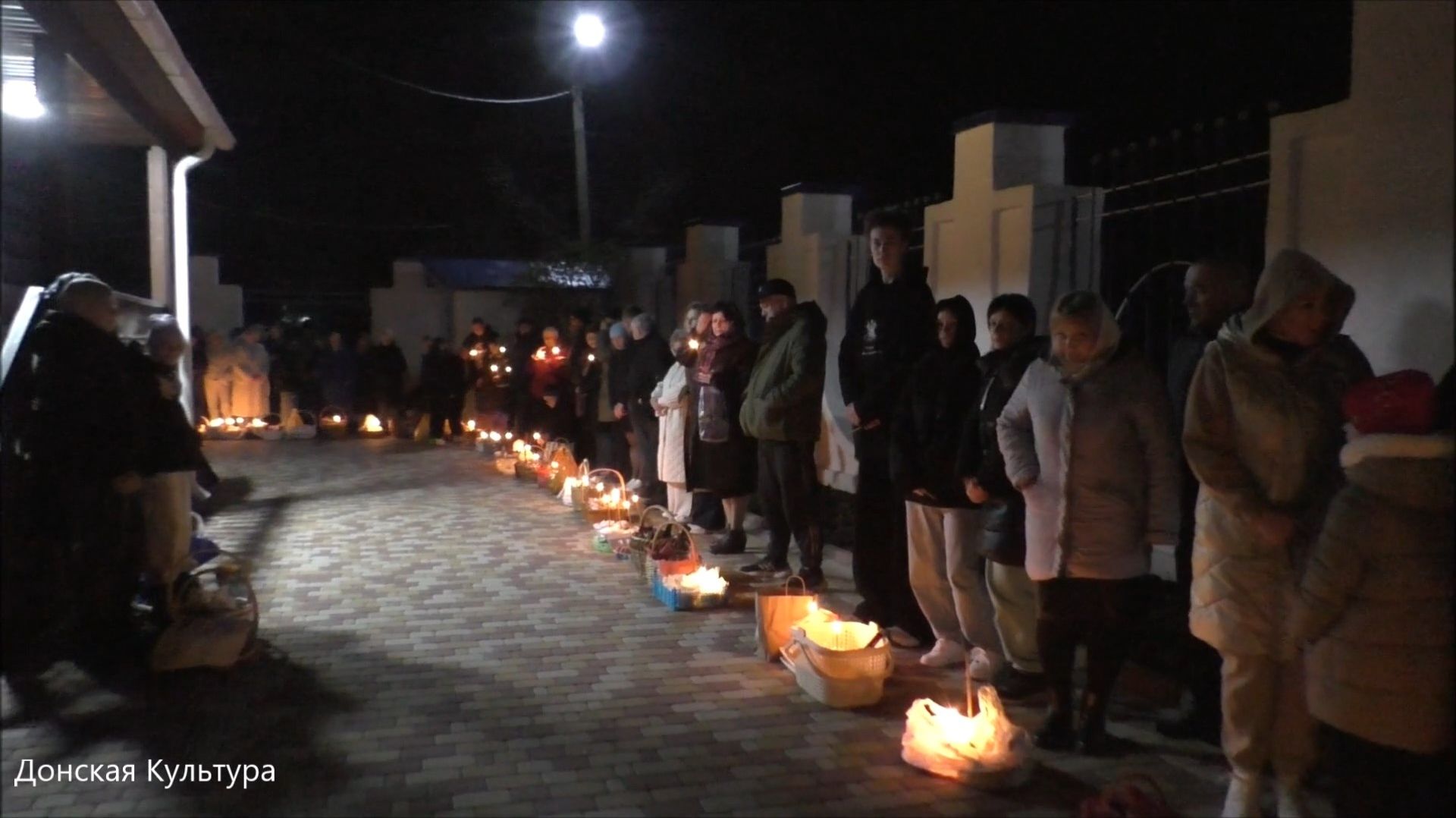 Пасхальная ночь у храма при свечах.