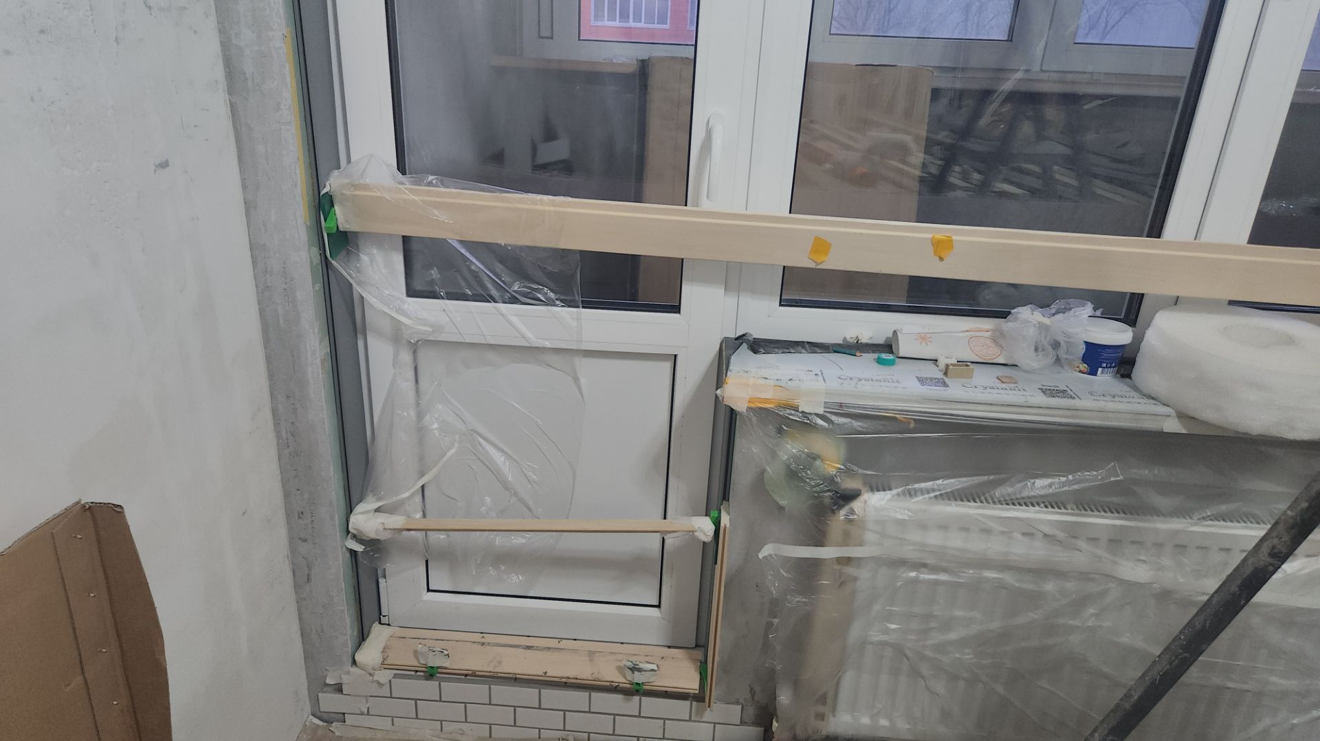 Монтаж клеем Titebond безуголкового широкого бокового деревянного откоса лофт 🪟 🪵