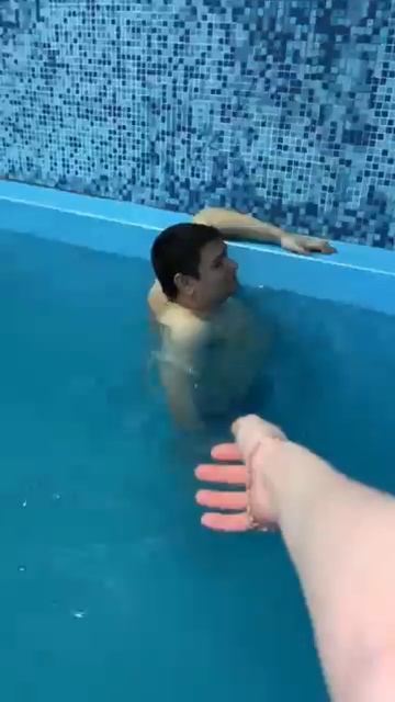 Руслан Гительман учится плавать в басейне в сауне