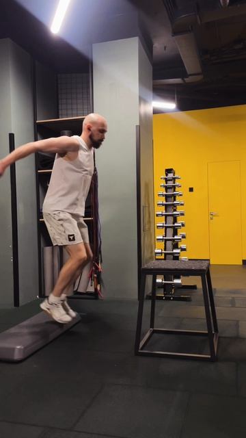 Прыжок в отскок на тумбу