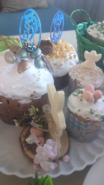 Семейные праздники прежде всего. Христос воскресе.