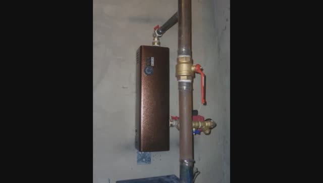 Смонтировал электро отопление в металлическое трубное отопление .