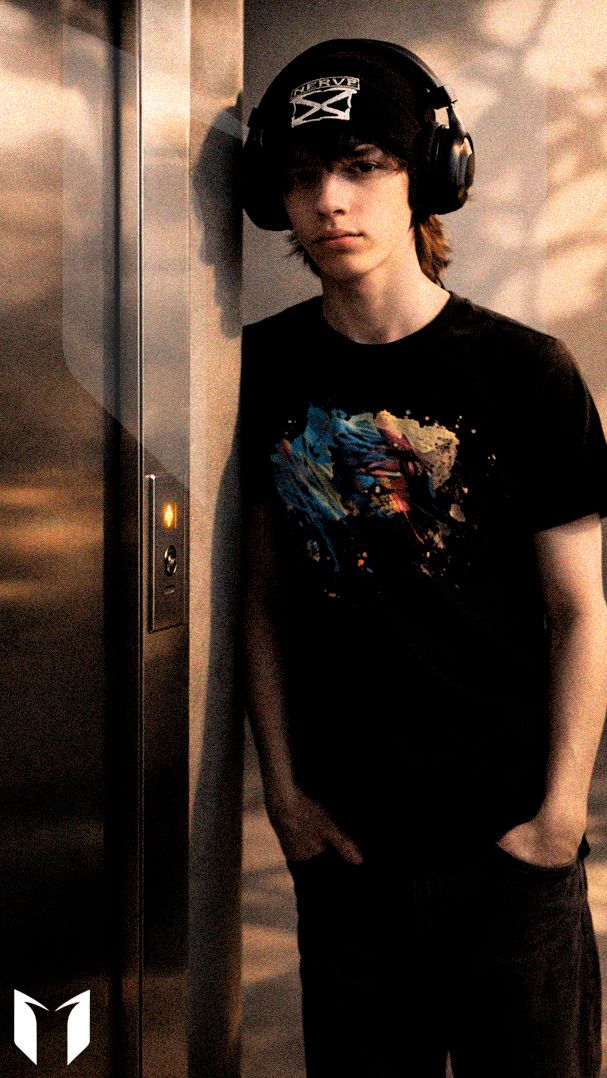 Стример из России ведёт стримы прямо из лифта