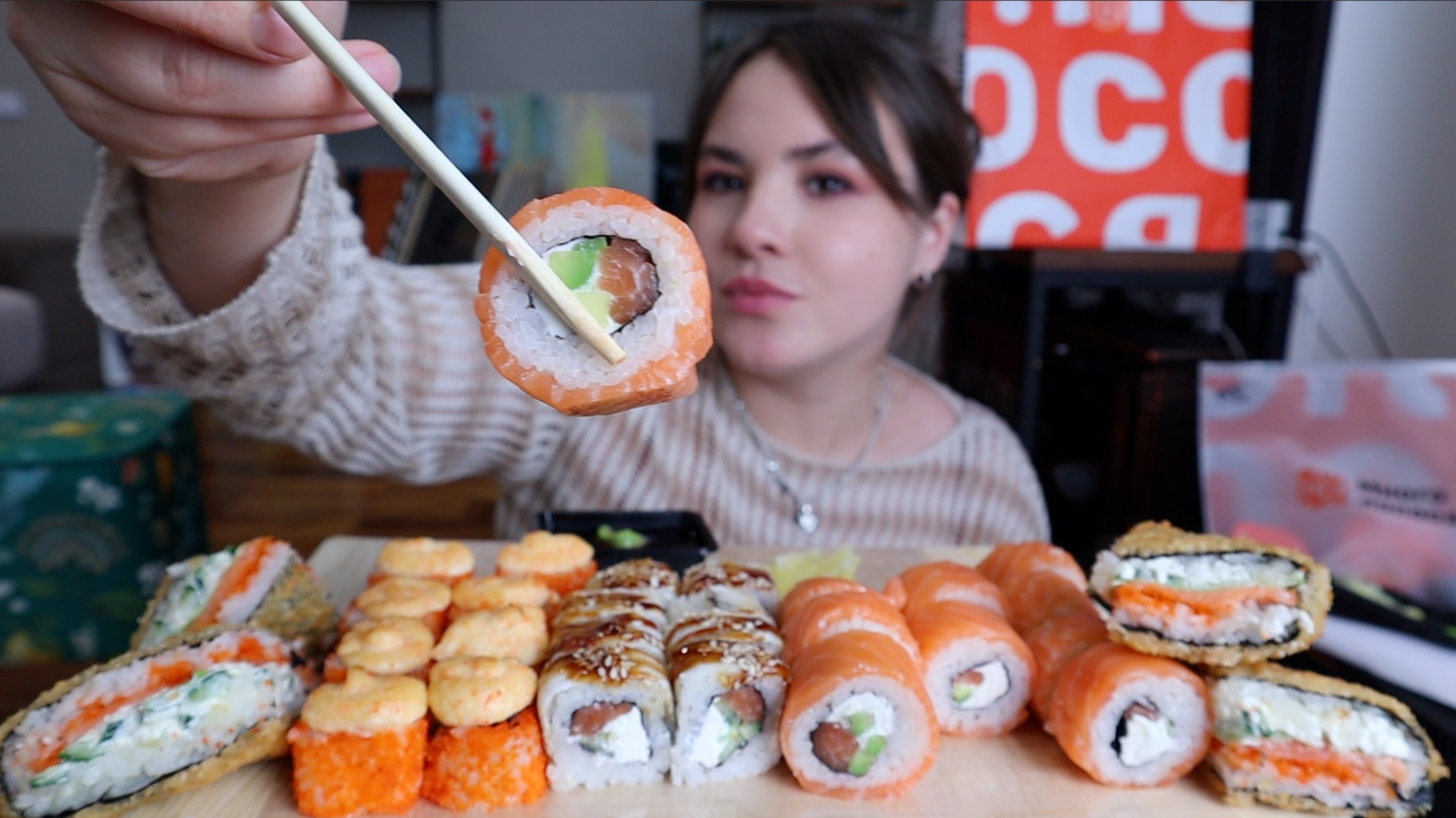 Яжмать объедается роллами из МНОГО ЛОСОСЯ огромная фила с лососем суши роллы