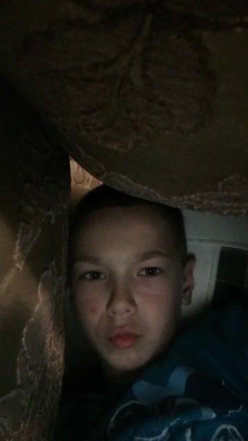 Нахожусь в самом маленьком доме из подушек живу в нём час или два или полтора