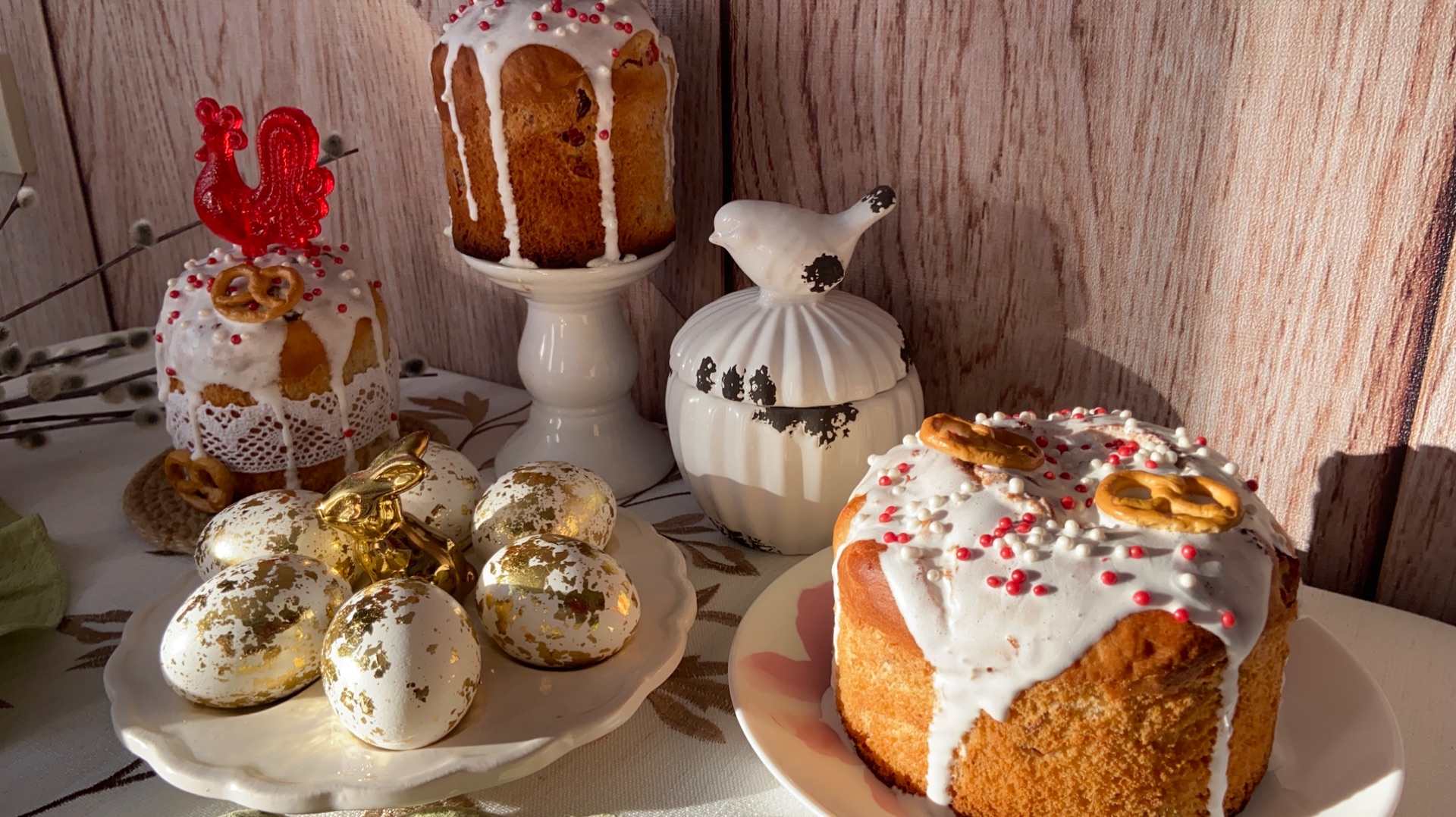 Готовлюсь к Пасхе, пеку куличи, делаю творожную пасху и крашу яйца.