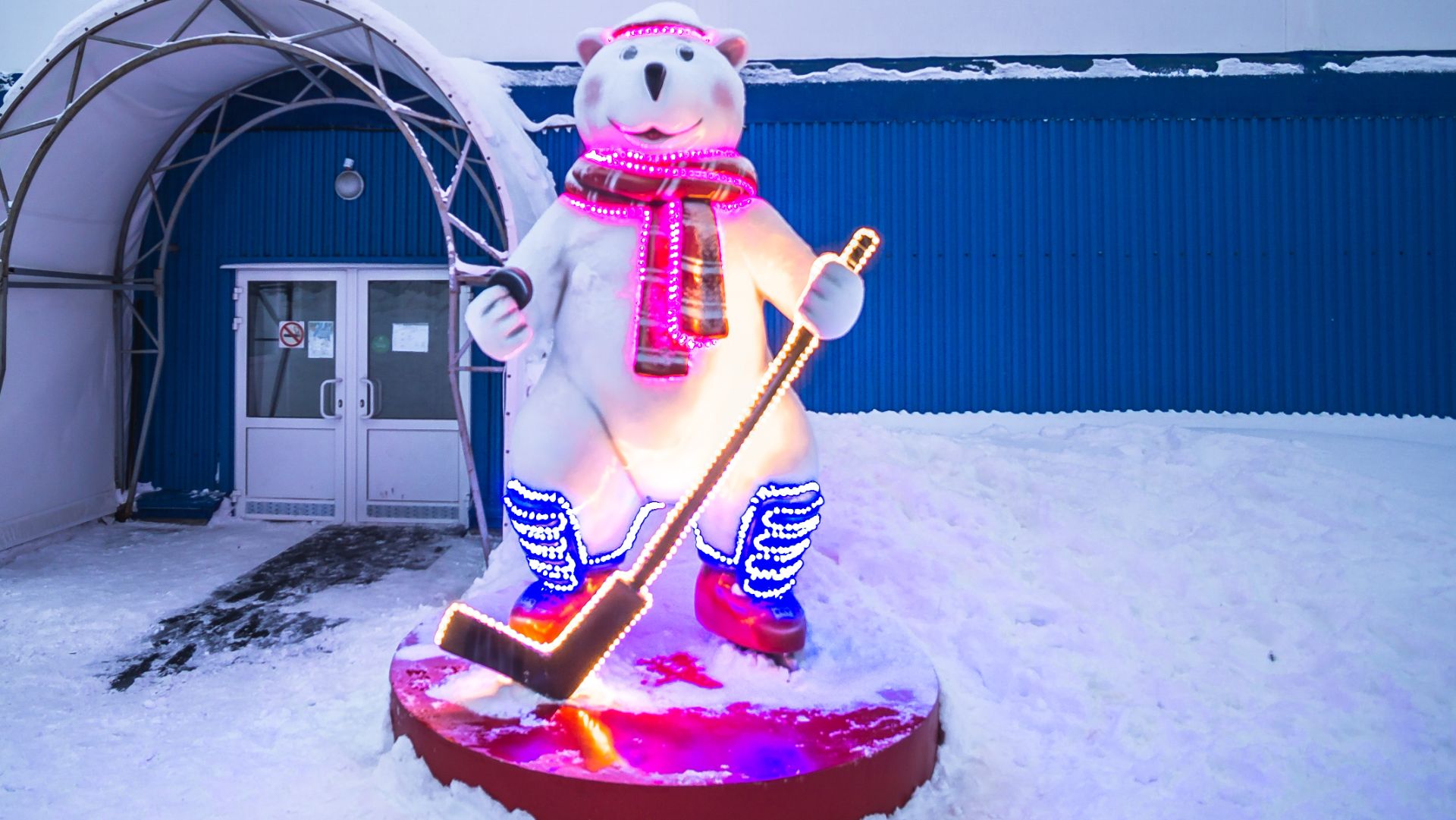 Медведи спортсмены из стеклопластика со светодиодной подсветкой