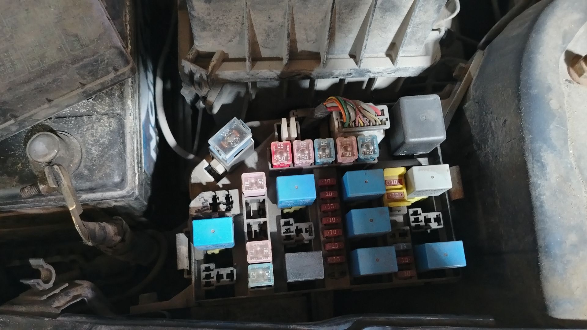 Где находится реле бензонасоса Хендай акцент