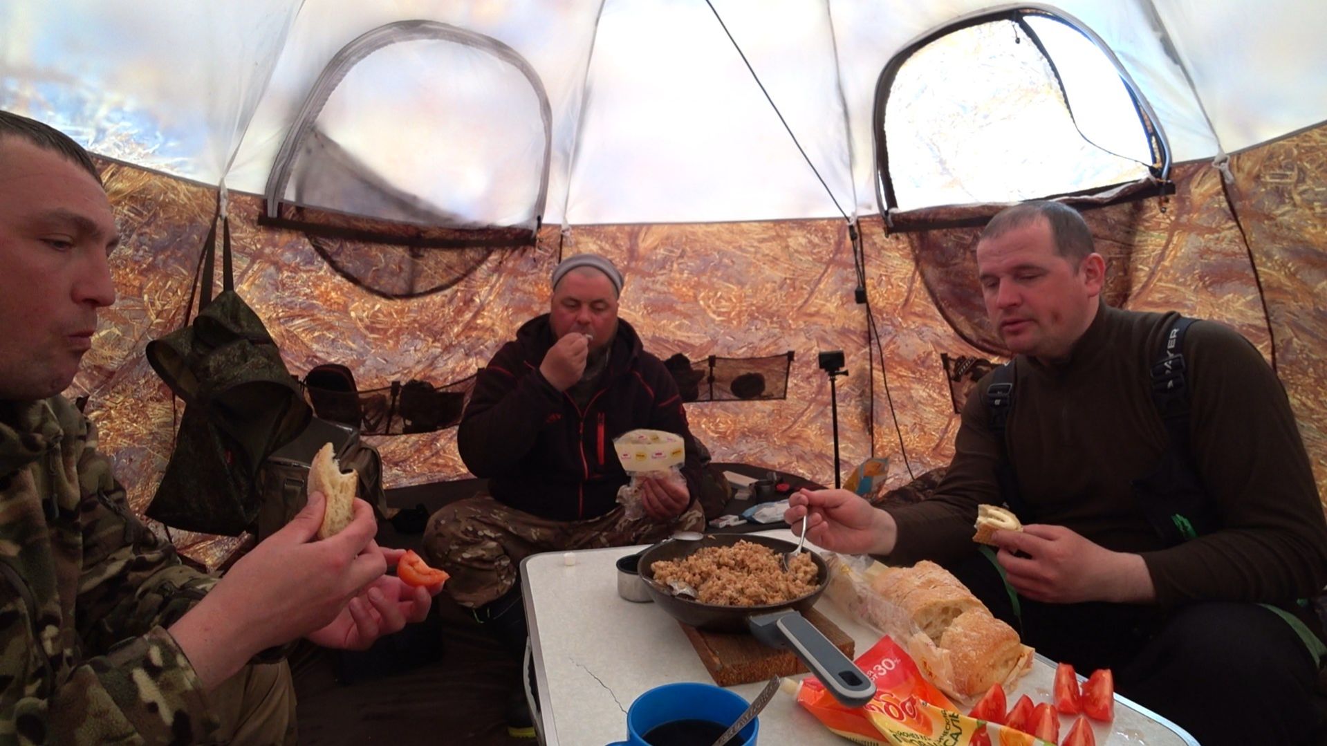 ОКУНЁВЫЙ БЕСПРЕДЕЛ, КЛЮЁТ НА ВСЁ И В КАЖДОЙ ЛУНКЕ! ЖИВЁМ НА СЕВЕРЕ В ПАЛАТКЕ \ КАША ХОРОША часть 10.