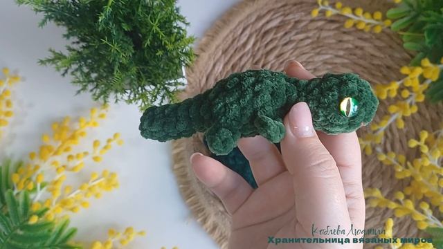 Игрушки из остатков пряжи.