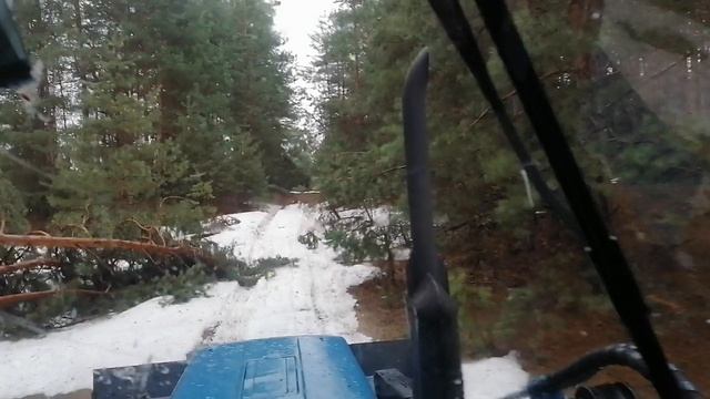 МТЗ-82 в заснеженный подьем с груженой телегой