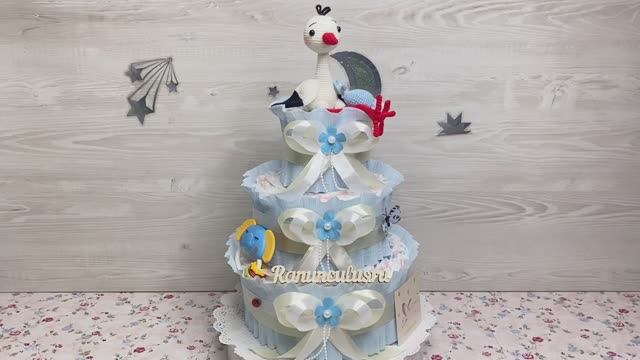 Подарочный торт из подгузников для мальчика с игрушкой