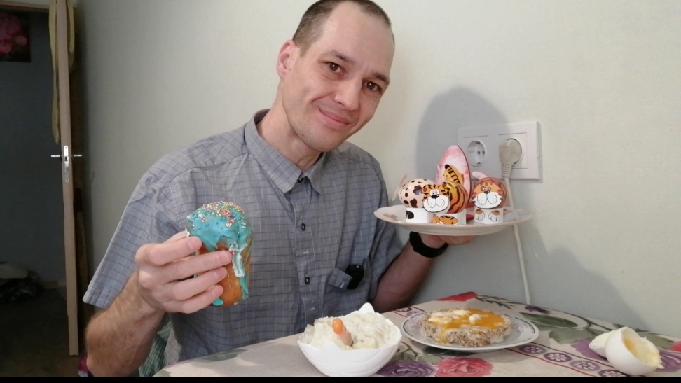 Мукбанг с пасхой, рисовая каша с бананом, бутерброд и пироженое.