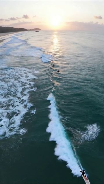 Серфинг на закате: волны и спокойствие #серфинг #закат #океан