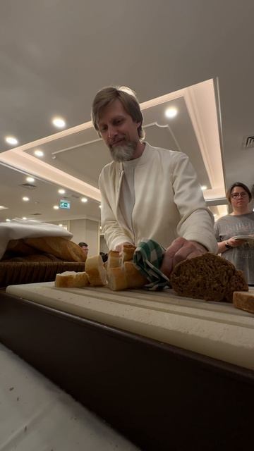 Звук хрустящего батона в ресторане отеля