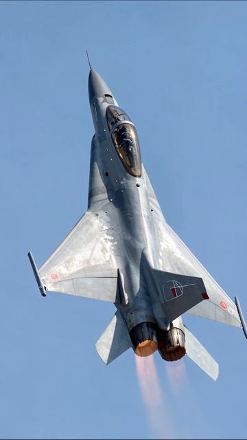 Мощный маневр истребителя в небе #истребитель #авиация #полет