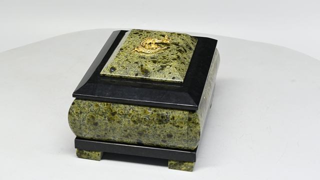 Шкатулка из змеевика с ящерицей 