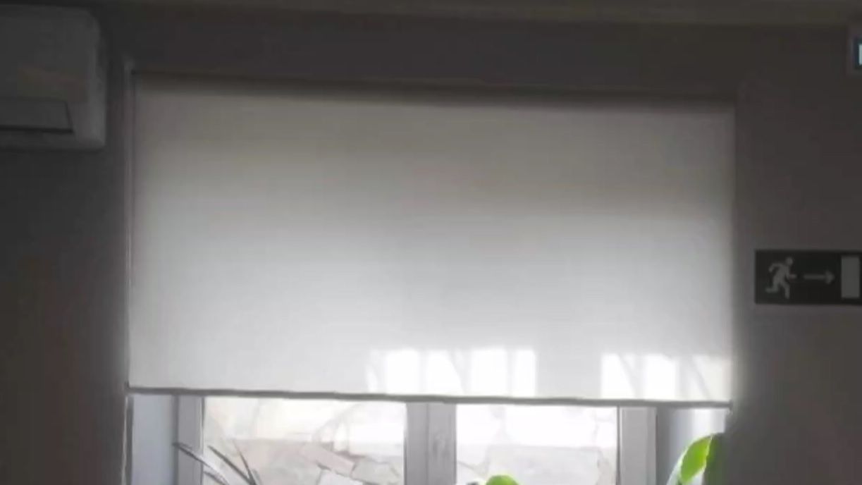 Серые рулонные шторы MG 2 для мягкой защиты от яркого солнца в офисе. Современный декор окон.