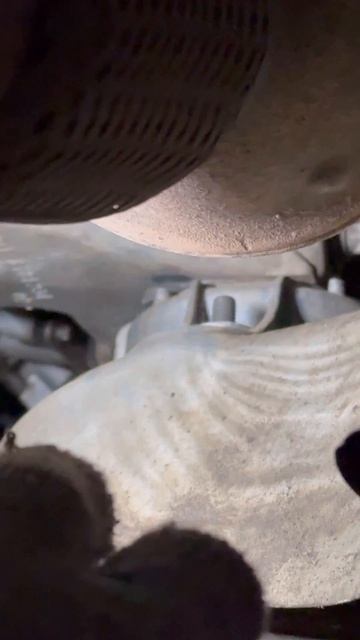 Следы ударов узлов двигателя об подушки!