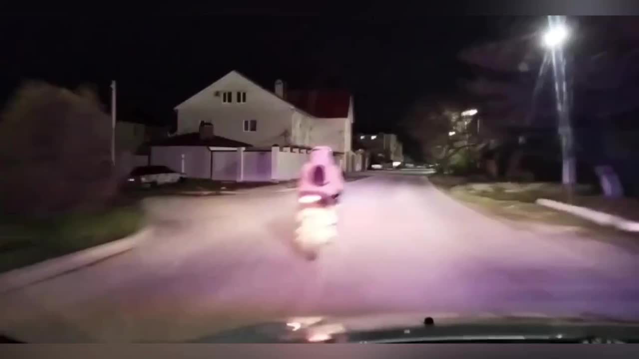 Пьяная и в розовом худи: погоня произошла в Анапе.