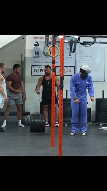 КАЧКИ офигели от УБОРЩИКА