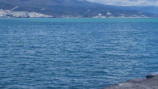 Белые облака над  бирюзовым  морем