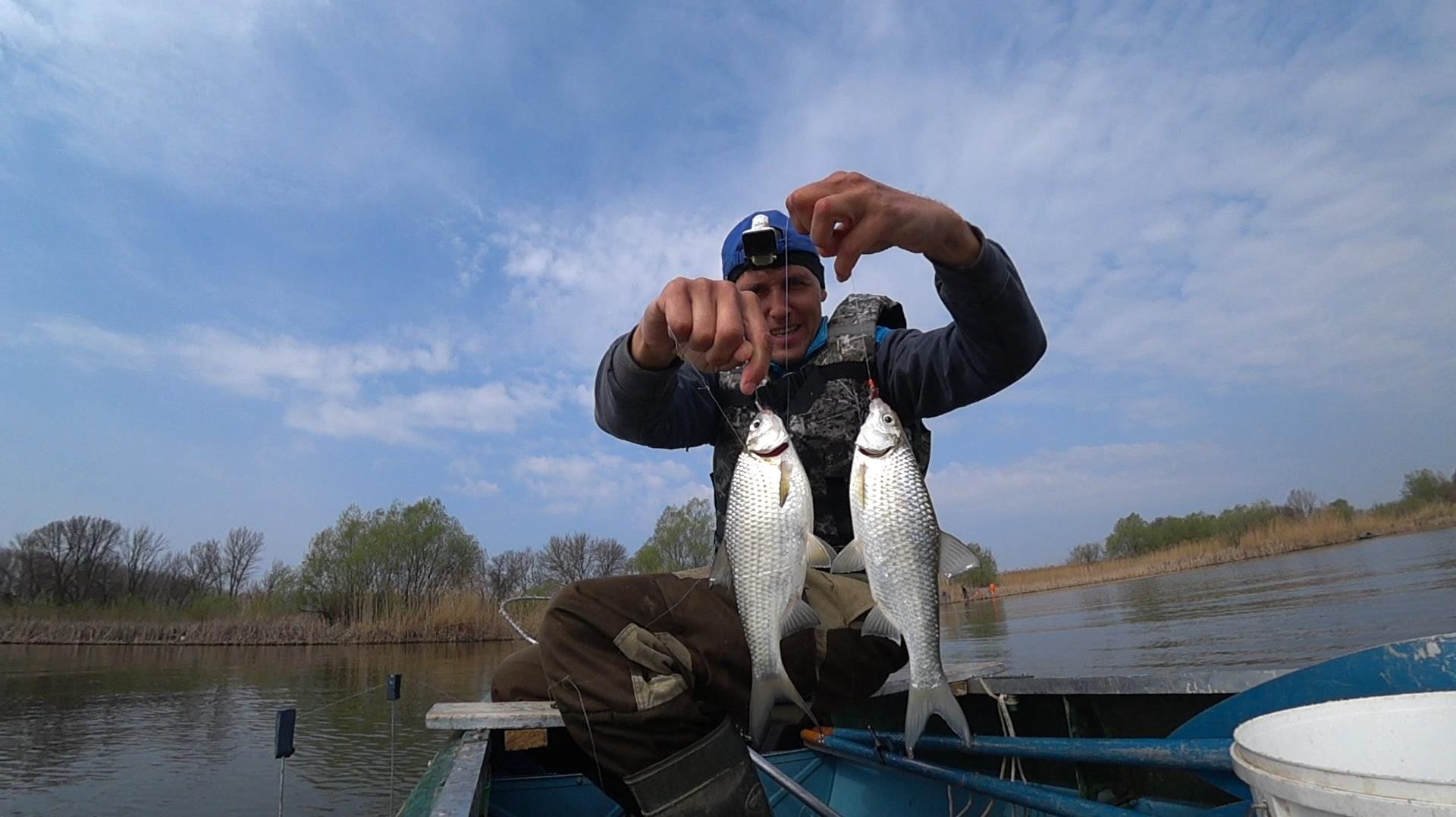 Осенняя ВОБЛА и крупный КАРАСЬ - ЛАПТИ на Волге! Осенняя рыбалка на донку с подпуском.