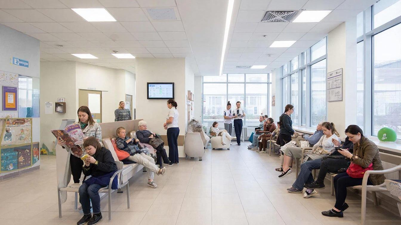 В кабинет к терапевту заходит пациент. Врач — женщина, больной — мужчина...