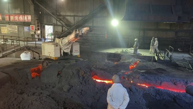 Машина для обслуживания желобов на разливочном дворе доменной печи